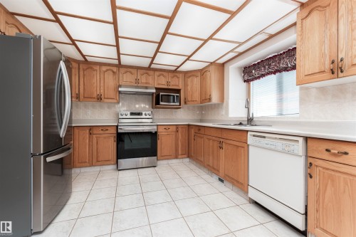 5735 161 Avenue, Edmonton, AB - Indoor Photo Showing Kitchen