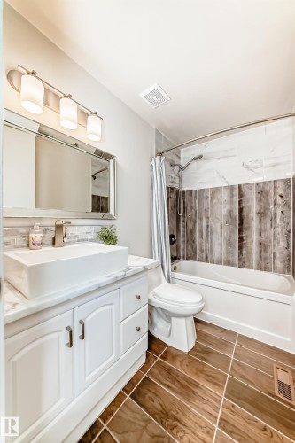 8608 37 Avenue, Edmonton, AB - Indoor Photo Showing Bathroom