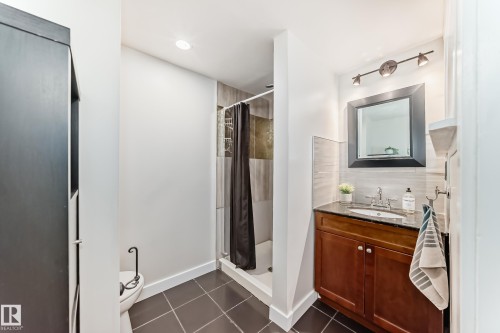 8608 37 Avenue, Edmonton, AB - Indoor Photo Showing Bathroom