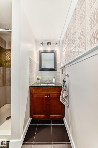 8608 37 Avenue, Edmonton, AB - Indoor Photo Showing Bathroom