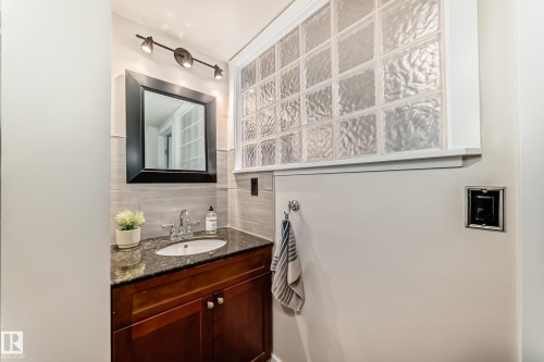 8608 37 Avenue, Edmonton, AB - Indoor Photo Showing Bathroom