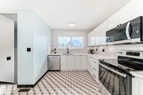 8608 37 Avenue, Edmonton, AB - Indoor Photo Showing Kitchen