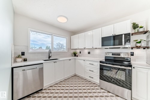 8608 37 Avenue, Edmonton, AB - Indoor Photo Showing Kitchen