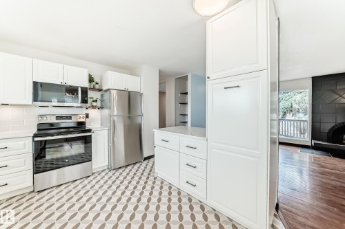 8608 37 Avenue, Edmonton, AB - Indoor Photo Showing Kitchen