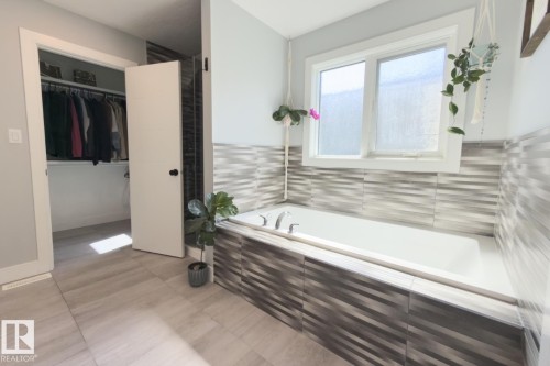 12846 204 Street, Edmonton, AB - Indoor Photo Showing Bathroom