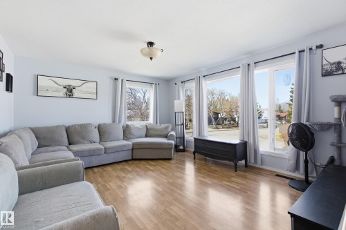 4503 48 Avenue, Onoway, AB - Indoor Photo Showing Living Room