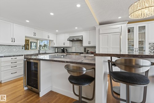 76 Willow Way, Edmonton, AB - Indoor Photo Showing Kitchen With Upgraded Kitchen