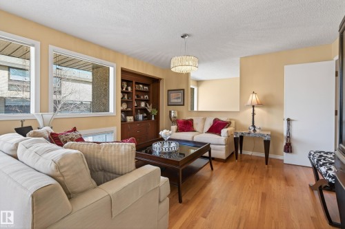 76 Willow Way, Edmonton, AB - Indoor Photo Showing Living Room