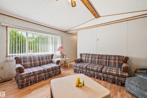 33 59316 Range Rd 54, Rural Barrhead County, AB - Indoor Photo Showing Living Room