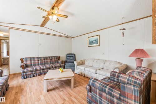 33 59316 Range Rd 54, Rural Barrhead County, AB - Indoor Photo Showing Living Room