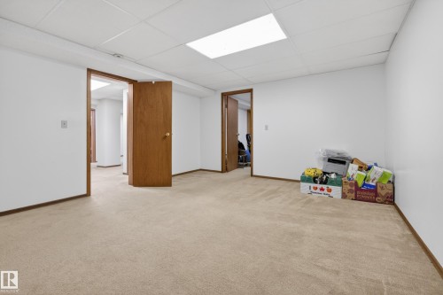 Neutral carpeted flooring with white painted walls and wood-finish trim - 33 Glen Meadow Crescent, St. Albert, AB - Indoor Photo Showing Other Room