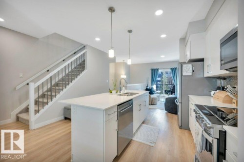5 1729 Keene Crescent, Edmonton, AB - Indoor Photo Showing Kitchen With Upgraded Kitchen