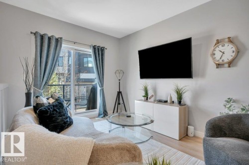 5 1729 Keene Crescent, Edmonton, AB - Indoor Photo Showing Living Room