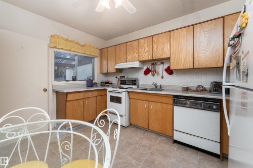 11315 75 Avenue, Edmonton, AB - Indoor Photo Showing Kitchen