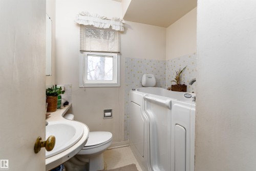 11315 75 Avenue, Edmonton, AB - Indoor Photo Showing Bathroom