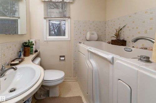 11315 75 Avenue, Edmonton, AB - Indoor Photo Showing Bathroom