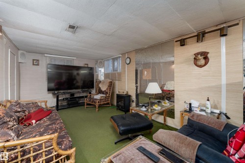 11315 75 Avenue, Edmonton, AB - Indoor Photo Showing Living Room
