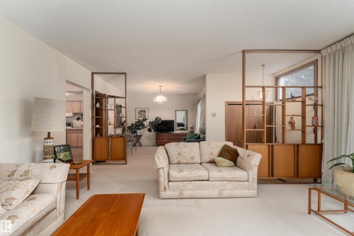 11315 75 Avenue, Edmonton, AB - Indoor Photo Showing Living Room