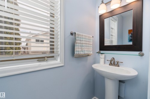 873 Ryan Pl, Edmonton, AB - Indoor Photo Showing Bathroom