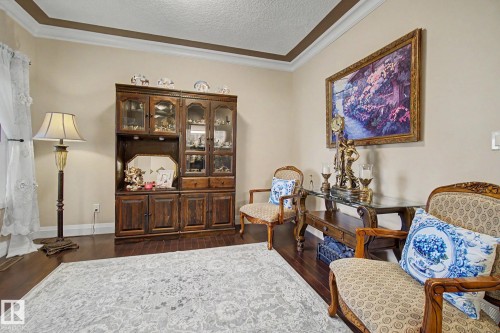 Spacious interior featuring crown molding, neutral wall tones, and wood-finish flooring - 805 Hodgins Road, Edmonton, AB - Indoor