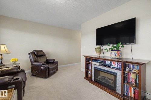Carpeted living space featuring neutral wall tones - 805 Hodgins Road, Edmonton, AB - Indoor