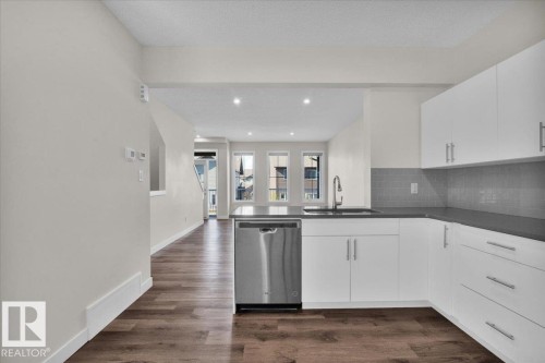 28 1051 Graydon Hill Bv, Edmonton, AB - Indoor Photo Showing Kitchen