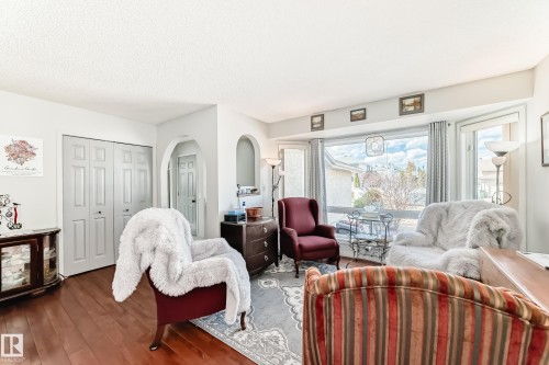 84 Jefferson Road, Edmonton, AB - Indoor Photo Showing Living Room