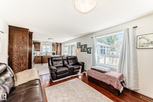 84 Jefferson Road, Edmonton, AB - Indoor Photo Showing Living Room