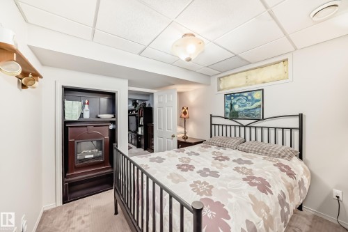 84 Jefferson Road, Edmonton, AB - Indoor Photo Showing Bedroom