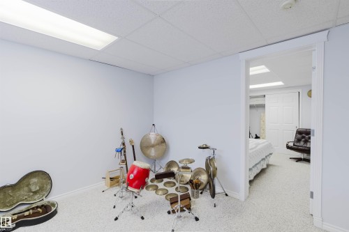 White textured carpet and light-colored walls define this interior space - 19 1659 Jamha Road, Edmonton, AB - Indoor