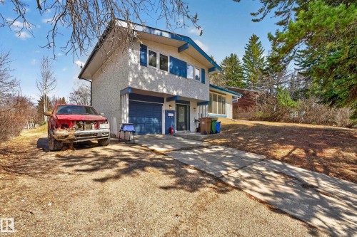 Two-story residence featuring a front-facing attached garage and a concrete driveway - 1 Greenwich Crescent, St. Albert, AB - Outdoor
