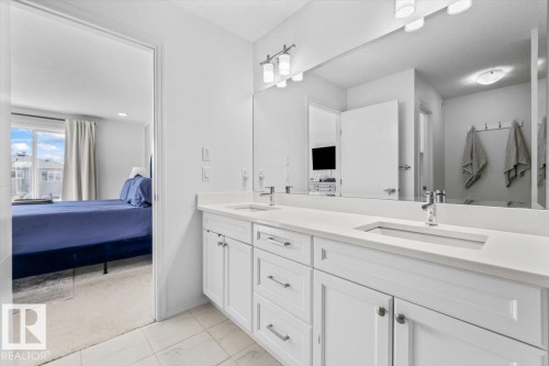915 177 Street, Edmonton, AB - Indoor Photo Showing Bathroom