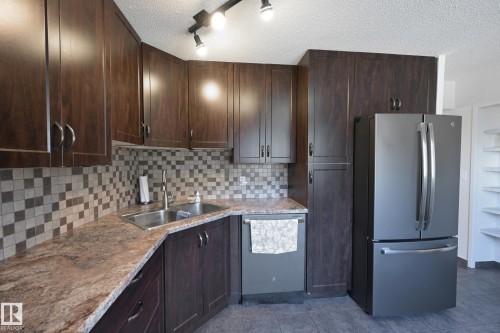 15 Glaewyn Es, St. Albert, AB - Indoor Photo Showing Kitchen With Double Sink