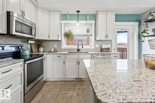 5706 Meadow Way, Cold Lake, AB - Indoor Photo Showing Kitchen With Upgraded Kitchen