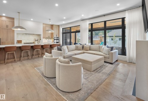 10534 139 Street, Edmonton, AB - Indoor Photo Showing Living Room