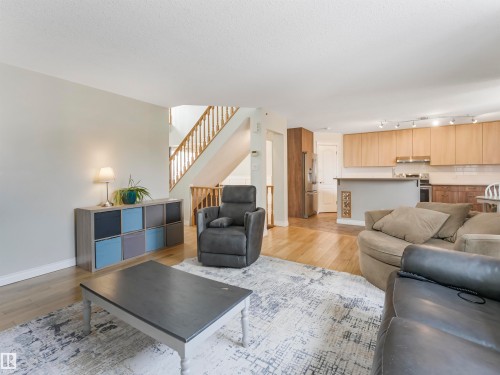 1885 Tomlinson Way, Edmonton, AB - Indoor Photo Showing Living Room