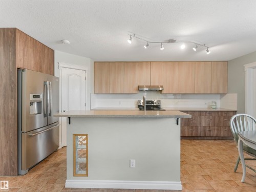1885 Tomlinson Way, Edmonton, AB - Indoor Photo Showing Kitchen