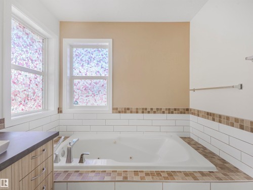 1885 Tomlinson Way, Edmonton, AB - Indoor Photo Showing Bathroom