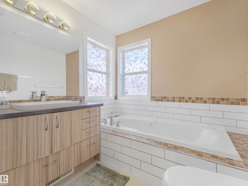 1885 Tomlinson Way, Edmonton, AB - Indoor Photo Showing Bathroom