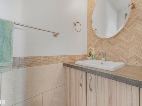 1885 Tomlinson Way, Edmonton, AB - Indoor Photo Showing Bathroom