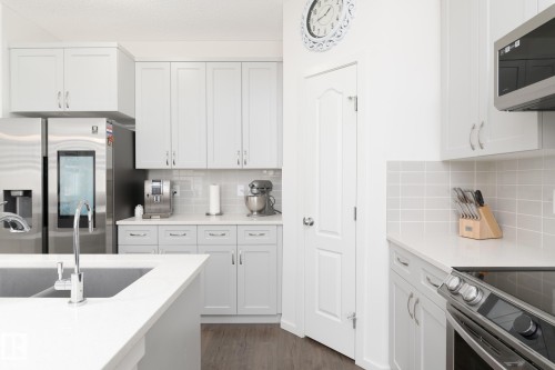 2126 Graydon Hill Crescent, Edmonton, AB - Indoor Photo Showing Kitchen With Upgraded Kitchen
