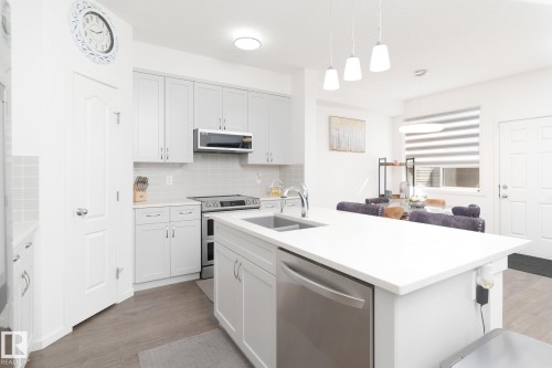 2126 Graydon Hill Crescent, Edmonton, AB - Indoor Photo Showing Kitchen With Double Sink With Upgraded Kitchen