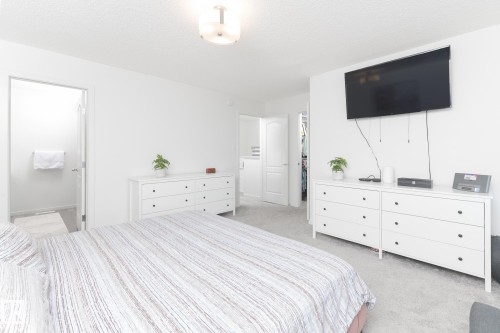 2126 Graydon Hill Crescent, Edmonton, AB - Indoor Photo Showing Bedroom