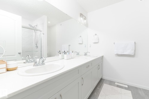 2126 Graydon Hill Crescent, Edmonton, AB - Indoor Photo Showing Bathroom