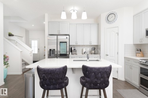 2126 Graydon Hill Crescent, Edmonton, AB - Indoor Photo Showing Kitchen With Upgraded Kitchen