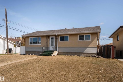 Light-colored stucco exterior with horizontal siding accents - 13331 64 Street Nw, Edmonton, AB - Outdoor
