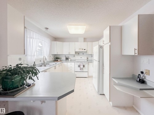 3 10 Devon Close, St. Albert, AB - Indoor Photo Showing Kitchen