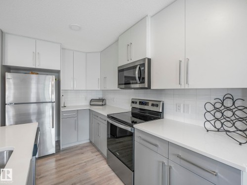 7808 174 Avenue, Edmonton, AB - Indoor Photo Showing Kitchen With Upgraded Kitchen