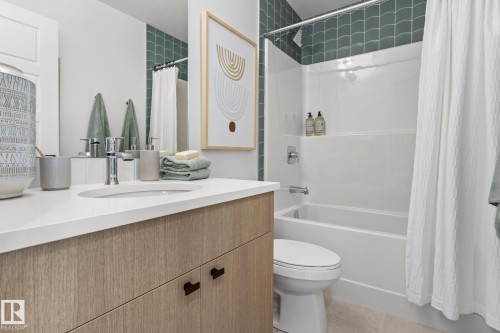 12532 35 Avenue, Edmonton, AB - Indoor Photo Showing Bathroom