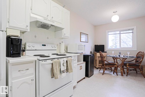 12 2020 105 Street, Edmonton, AB - Indoor Photo Showing Kitchen